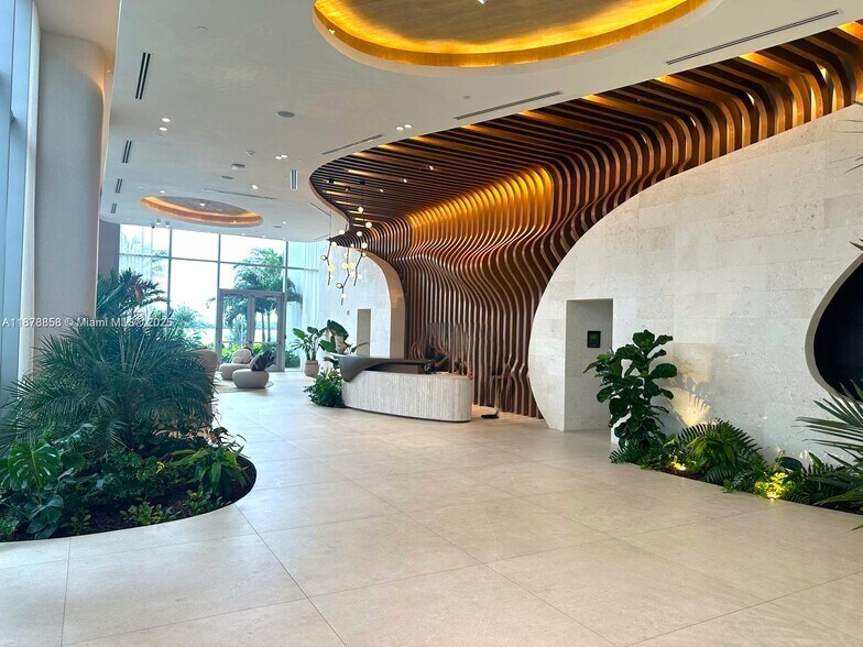 Building Photo - 700 NE 24th St