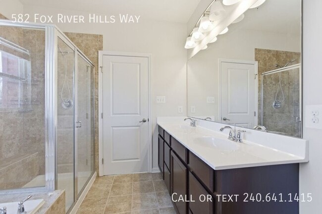 Building Photo - 582 Fox River Hills Way