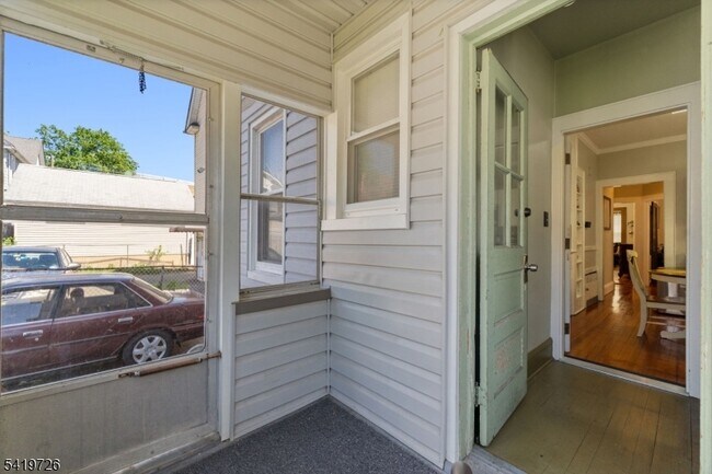 Building Photo - 144 Bellevue St