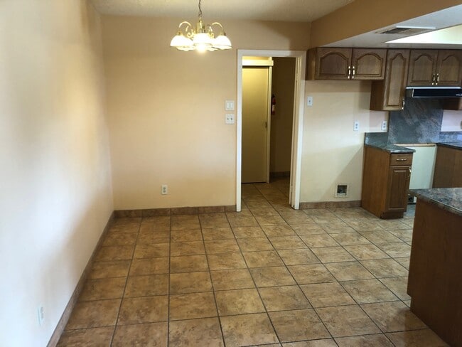 Building Photo - 1203 W Cheyenne Dr