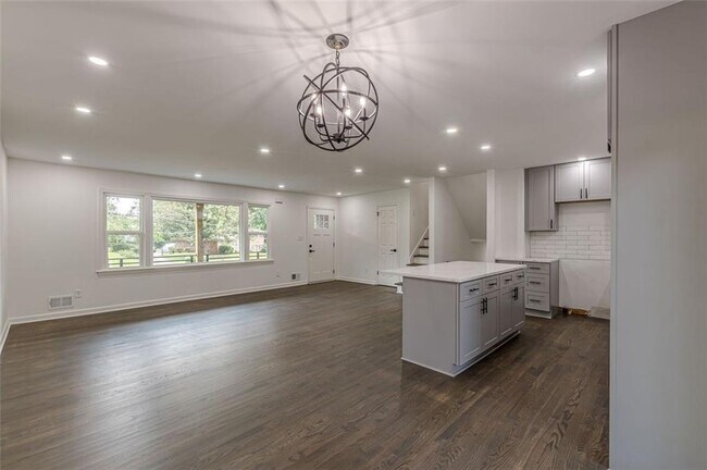 Building Photo - 2352 Glendale Dr