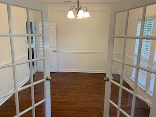 Building Photo - 1124 Sewanee Ct