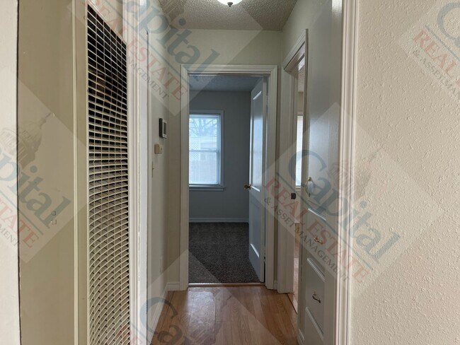 Building Photo - Cozy 2 Bedroom