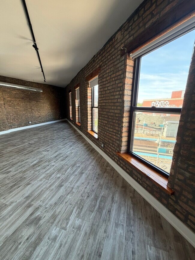 Building Photo - 1572 N Milwaukee Ave