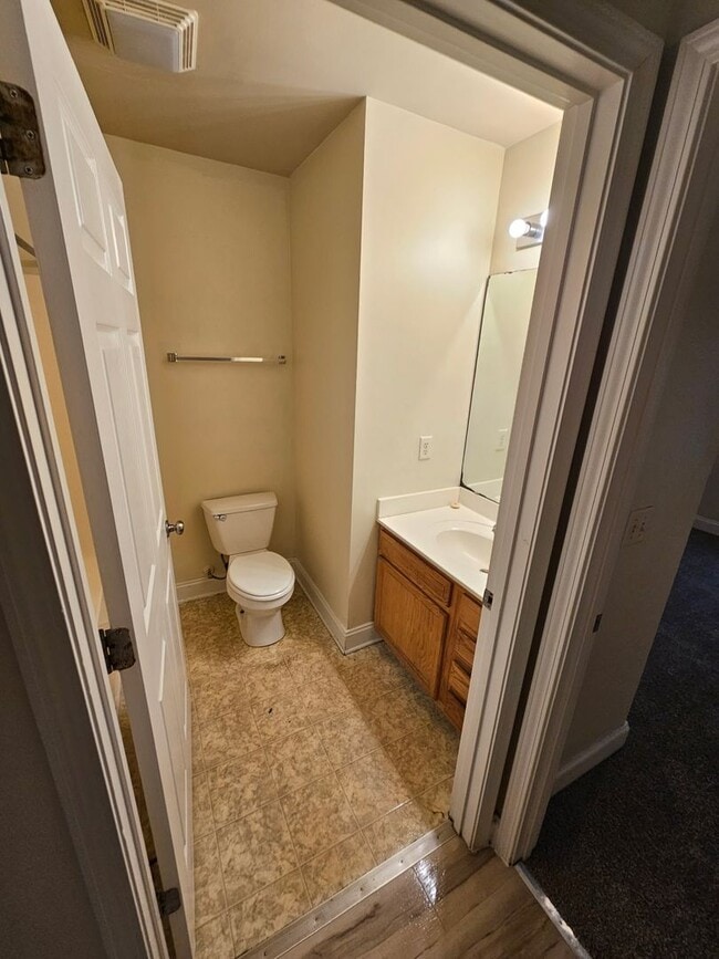 Building Photo - 3BR 2BA Townhome