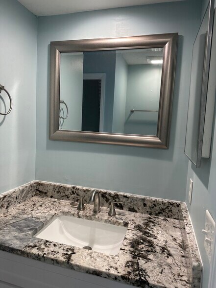 Upper Full Bath - 100 Shadow Moss Pl