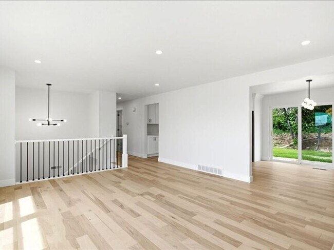 Building Photo - BOUNTIFUL New Remodeled 4 bed 3 bath home