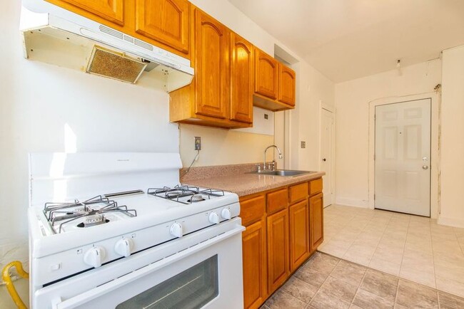 Kitchen Photo #2 - 355 Lincoln Ave