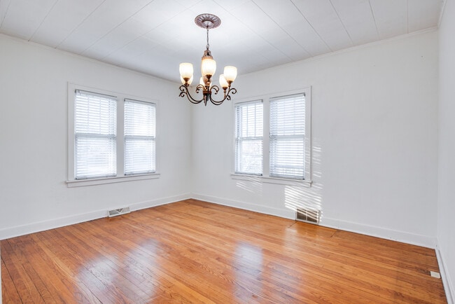 Building Photo - 826 N Center St