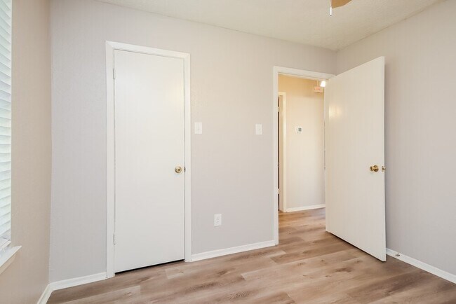 Building Photo - 5014 Meadow Crest St