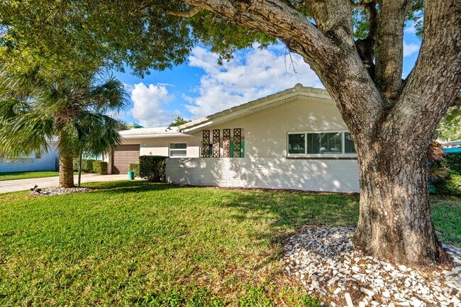 Building Photo - Single Family home on quiet street steps from the Intracoastal and Dining