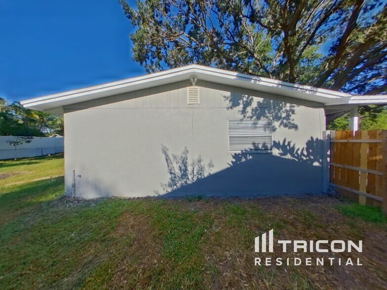 Building Photo - 4000 Berkshire Dr