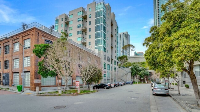 Building Photo - EPIC REA - Modern-Style 1 BR/1 BA Condo in...