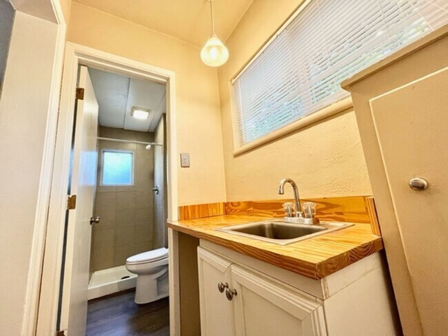 Building Photo - **RESERVE FOR SUMMER 2026** Charming home with 5 bedrooms close to Chico State