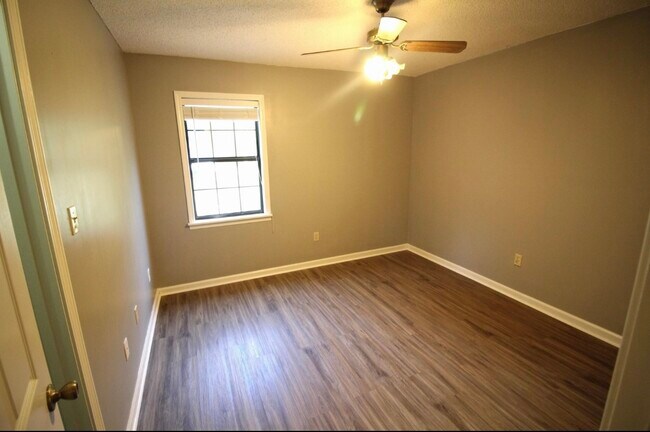 Building Photo - 175 Fern Ridge Rd