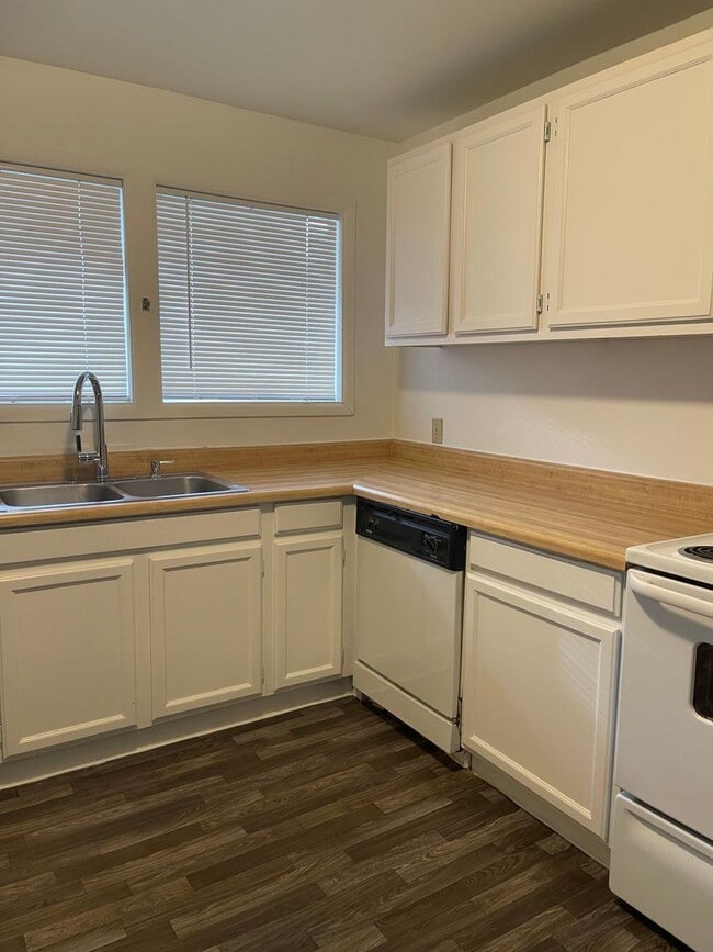 Building Photo - Nice and Bright Rambler near Downtown Kirkland