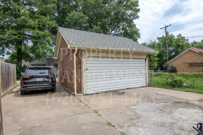 Building Photo - Spacious 4-Bedroom 2-Bathroom Home
