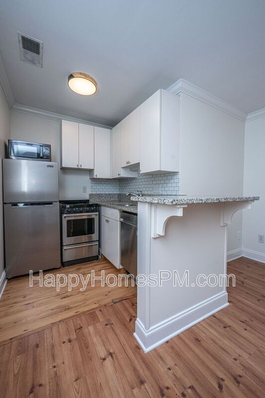 Building Photo - 338 King St