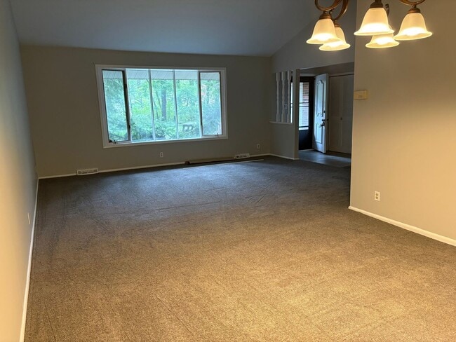 Building Photo - Beautiful Split Level House 3 bedroom 1 ba...