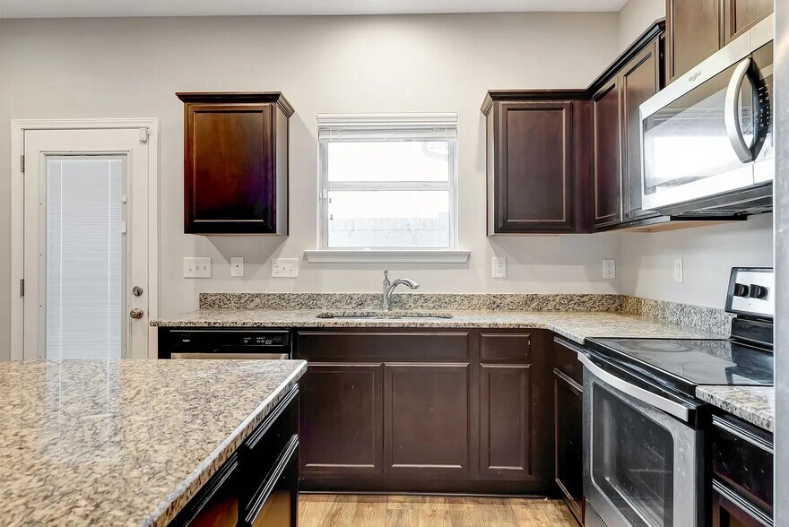 Building Photo - 1752 Sprucedale Dr