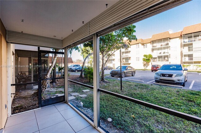 Building Photo - 4152 Inverrary Dr