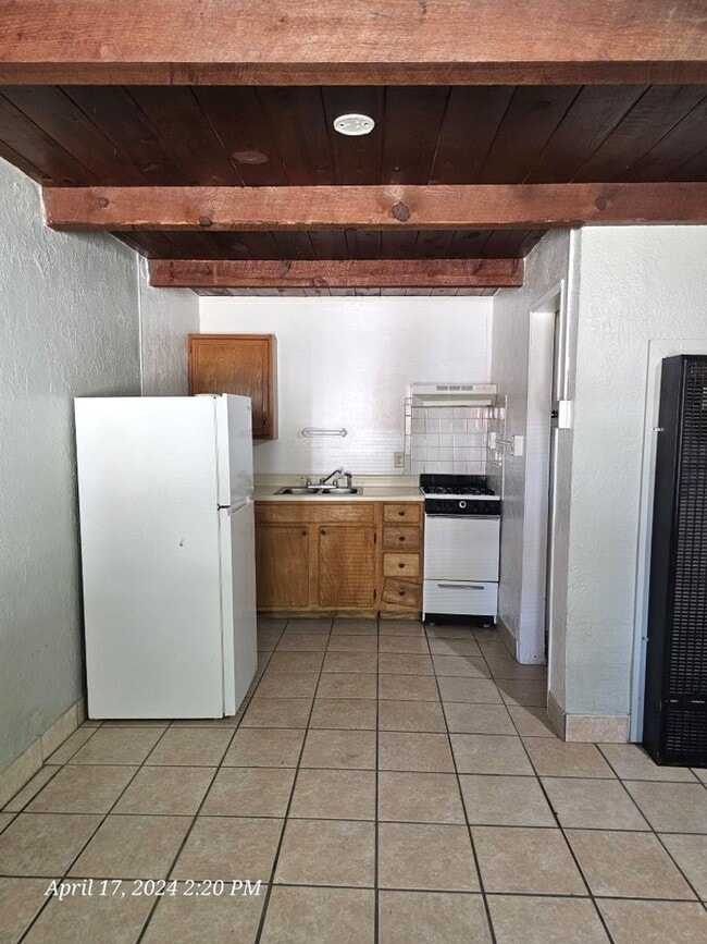 Building Photo - Cozy efficiency apartment