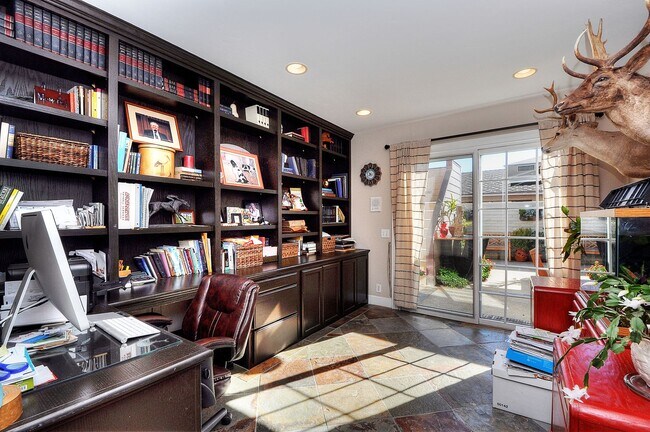 Building Photo - 4022 Calle Marlena