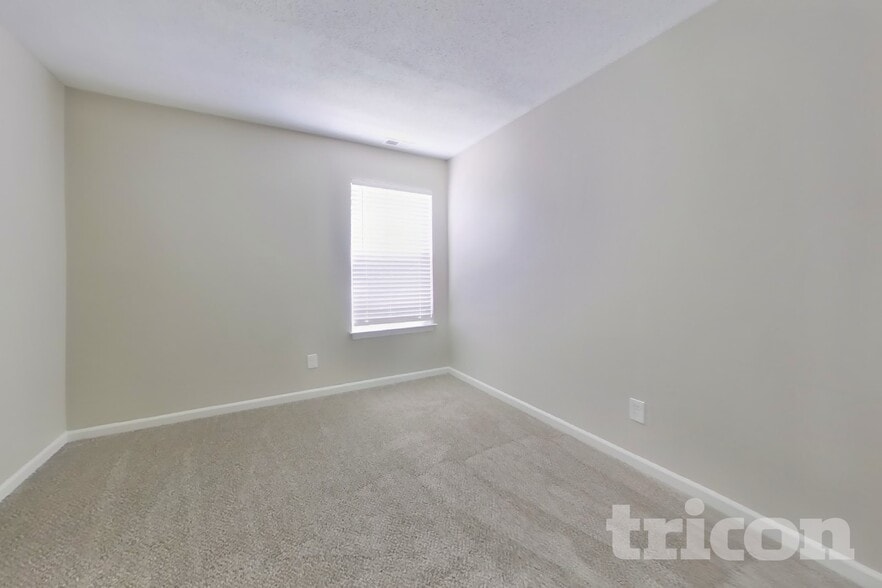 Building Photo - 4525 Connaught Dr E