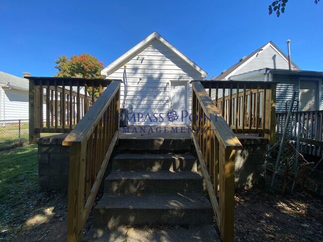 Building Photo - Spacious 1 bedroom and 1 bath house! FIRST MONTH RENT FREE!!!