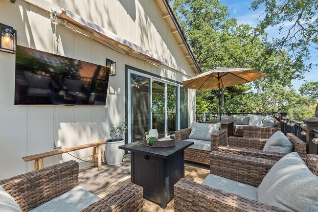 Building Photo - Luxury 5 Bedroom Home with Panoramic Views...