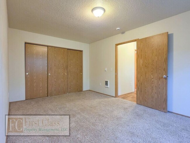 Building Photo - 1908 NE 46th Ave