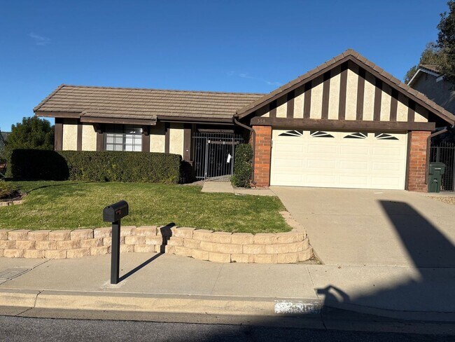 Building Photo - A Cozy Classic With Backyard Charm in Newbury Park