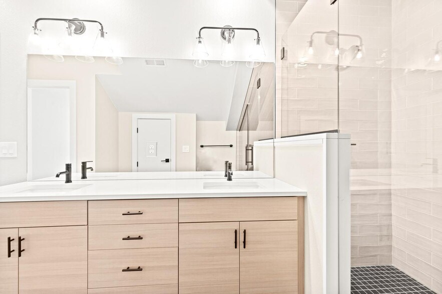 Building Photo - Gorgeously designed LoHi home by Potter Hi...