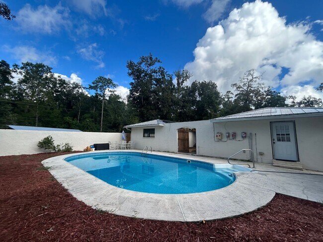 Building Photo - STUNNING 4BR/2BA Home with PRIVATE POOL & ...
