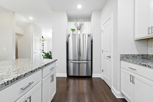 Building Photo - Immaculate Townhouse with Finished Basement