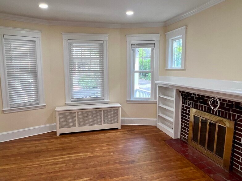 Building Photo - 31 Blakeslee St