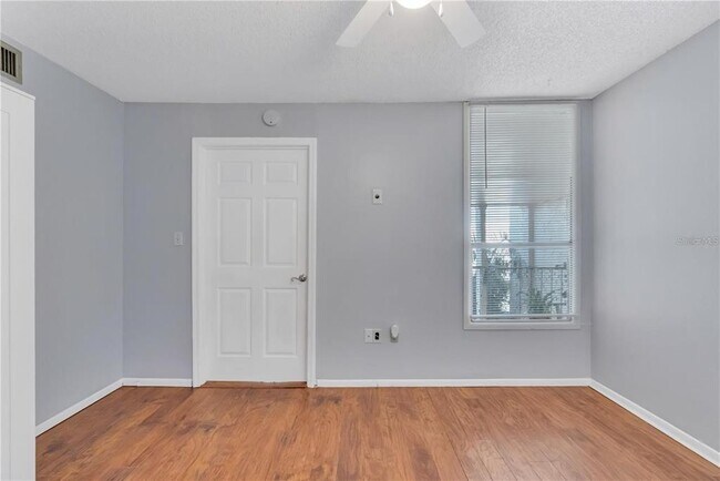 Building Photo - 542 Orange Dr