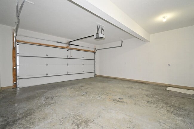 Building Photo - 3 Bedroom, 2.5 Bath Duplex