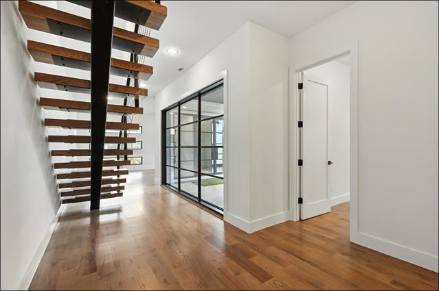 Building Photo - 3523 N Versailles Ave