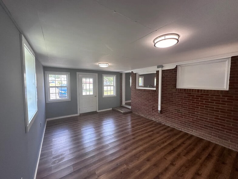 Building Photo - 909 Country Club Rd