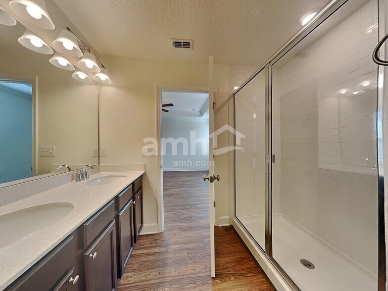 Building Photo - 1039 Walden Pond Dr