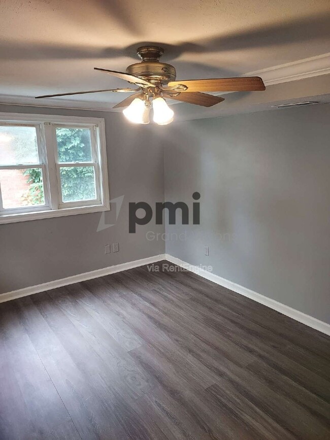 Building Photo - 328 E Kellar Ln