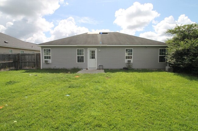 Building Photo - Inviting 3-Bedroom Home with Fenced Backya...