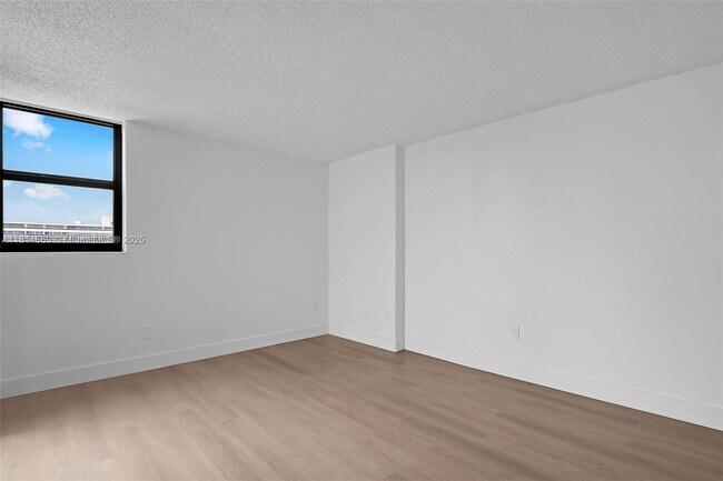 Building Photo - 6830 Indian Creek Dr