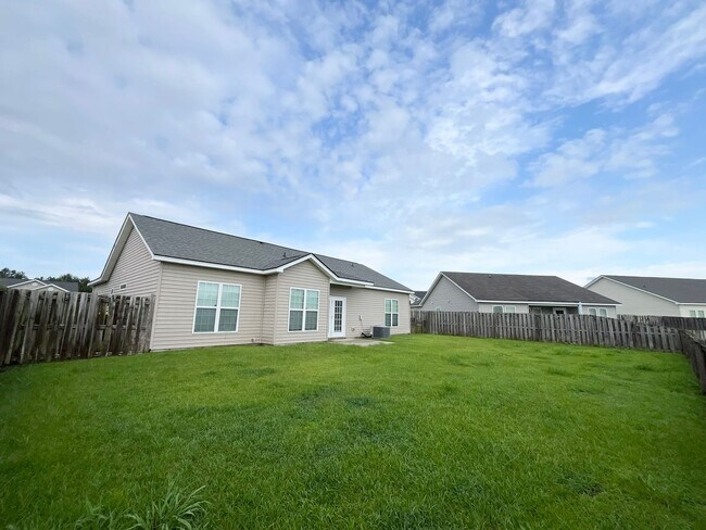 Building Photo - 3 Bedroom, 1 bath, with fenced in backyard...