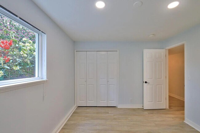 Building Photo - Remodeled Bellevue Home
