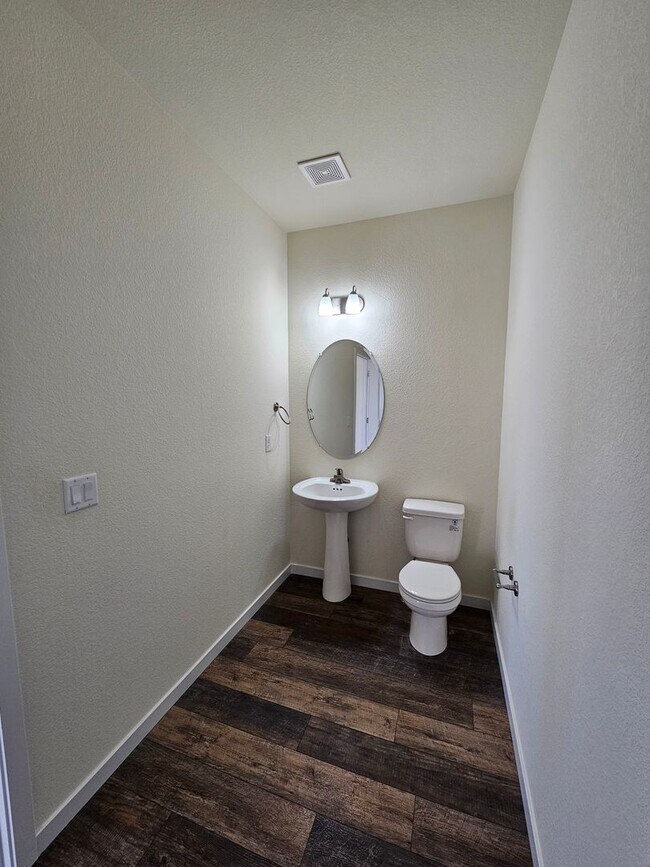 Building Photo - Like new 2Bed, 2.5 Bath with Den/Office To...