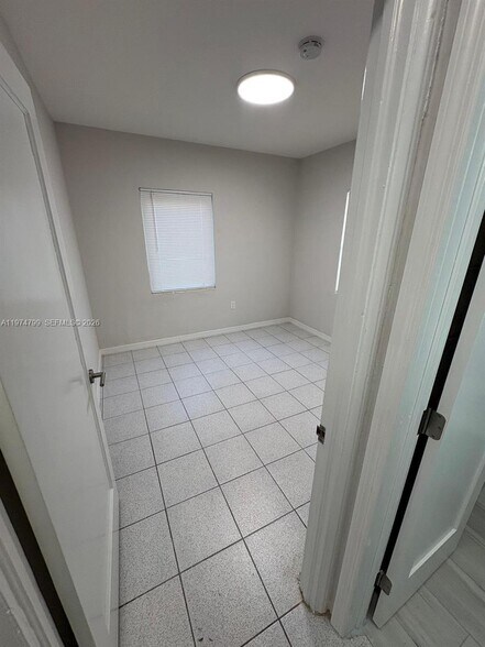 Building Photo - 510 Santander Ave