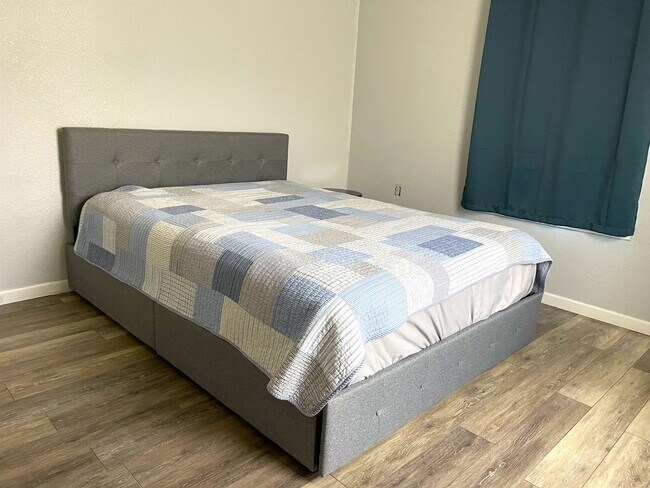 Building Photo - 1101 E College St