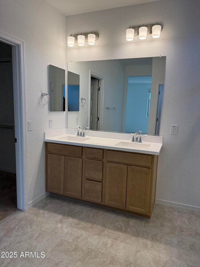 Building Photo - 9973 W Mitchell Ave